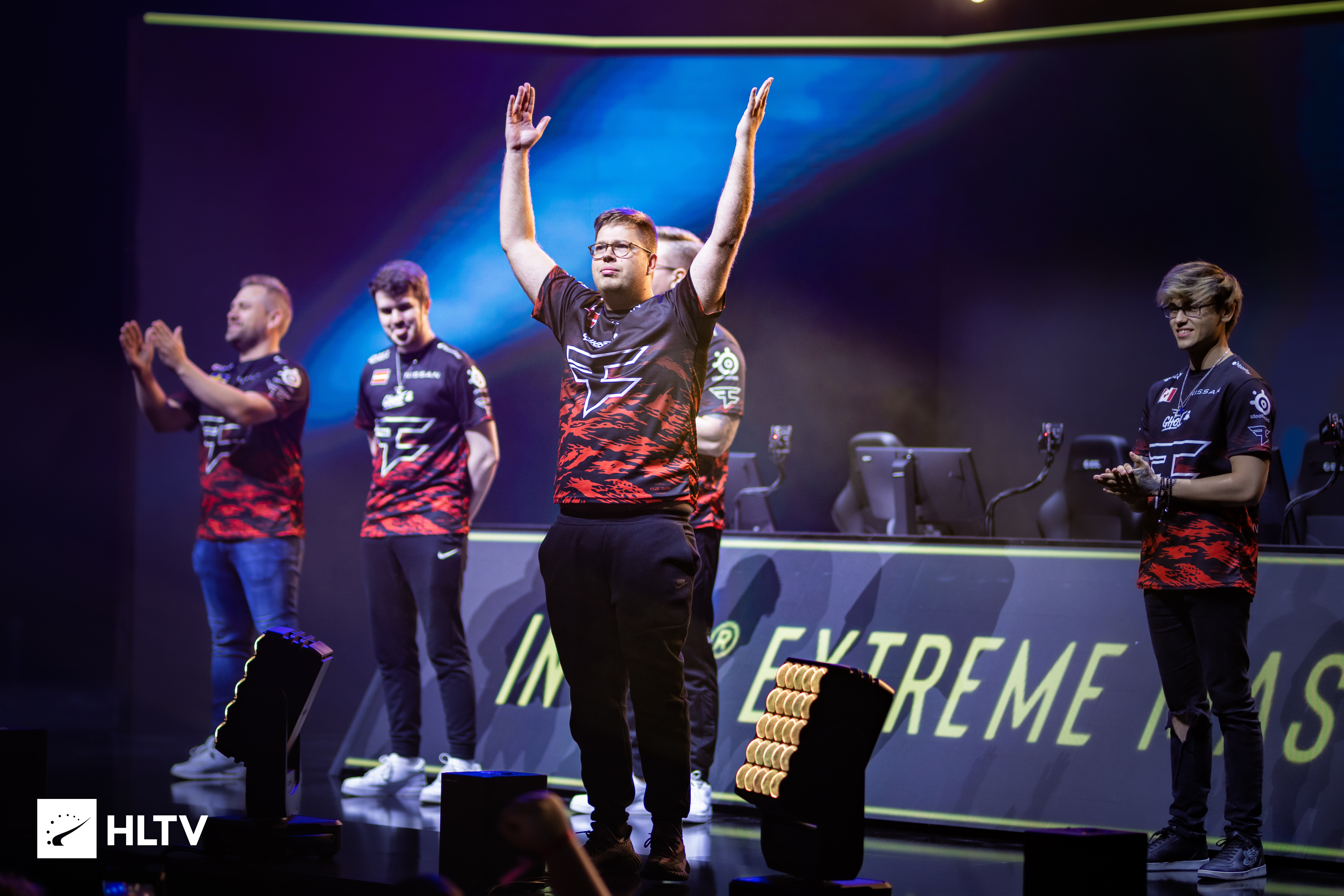 一人主攻牵 一人主攻牵